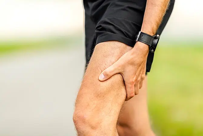 runner holding his leg cause of severe pain